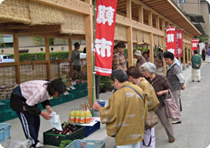 Morning market in Hirugami Onsen : A five minutes walk from our inn
